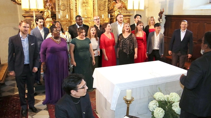 Mit „Spirituals, Gospels und Mehr“ begeisterten die jungen Sängerinnen und Sänger unter der Leitung von Alfonse Anderson, Makeda Hampton und Nathan de’Shon Myers. Am Klavier begleitete Joel Goodfellow. Mit tosendem Applaus und Standing Ovationen dankte das Publikum.