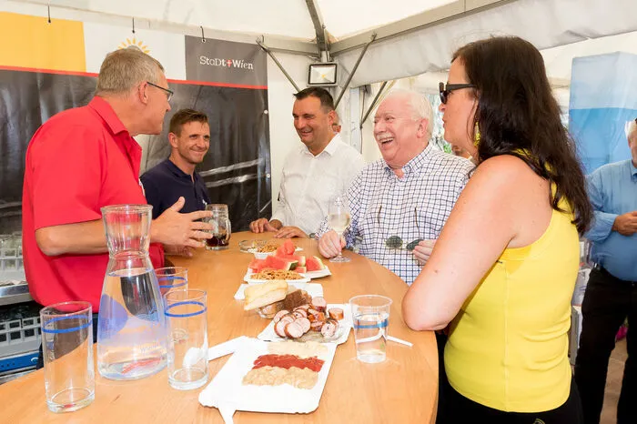 Zusammen mit Stadträtin Ulli Sima besuchte Häupl die Stände der Wiener Kindergärten, Wiener Kanal, Wiener Wasser, und kehrte bei der Feuerwehr auf ein Glas Spritzwein ein. Häupl ließ sich einen ausgestellten Schneepflug der MA 48 erklären und ging für fünf Minuten ins "Mistwagenkino".   