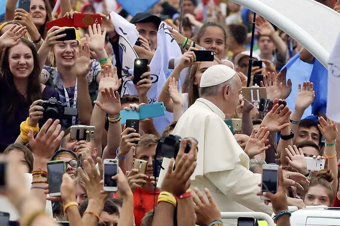 Papst Franziskus hat am zweiten Tag seiner Polen-Reise den Wallfahrtsort Tschenstochau besucht und vor der Schwarzen Madonna gebetet. Am Nationalheiligtum Polens jubelten ihm am Donnerstag Zehntausende fähnchenschwenkende Pilger zu, die auch an der anschließenden Messe teilnahmen.