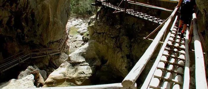 Nur sehr wenig Wasser in der Bärenschützklamm, die Fische sind praktisch alle verendet