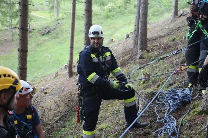 Auf Initiative von Hauptbrandinspektor Robert Hubmann übten die Einheiten bis zum Einbruch der Dunkelheit im schwer zugänglichen Gelände der Gemeinde Lobmingtal den Ernstfall.