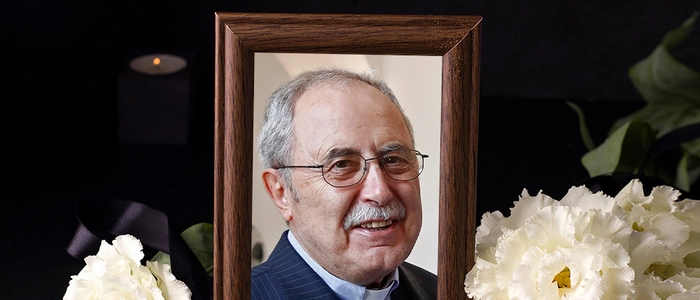 Ein gerahmtes Foto eines Mannes mit Brille