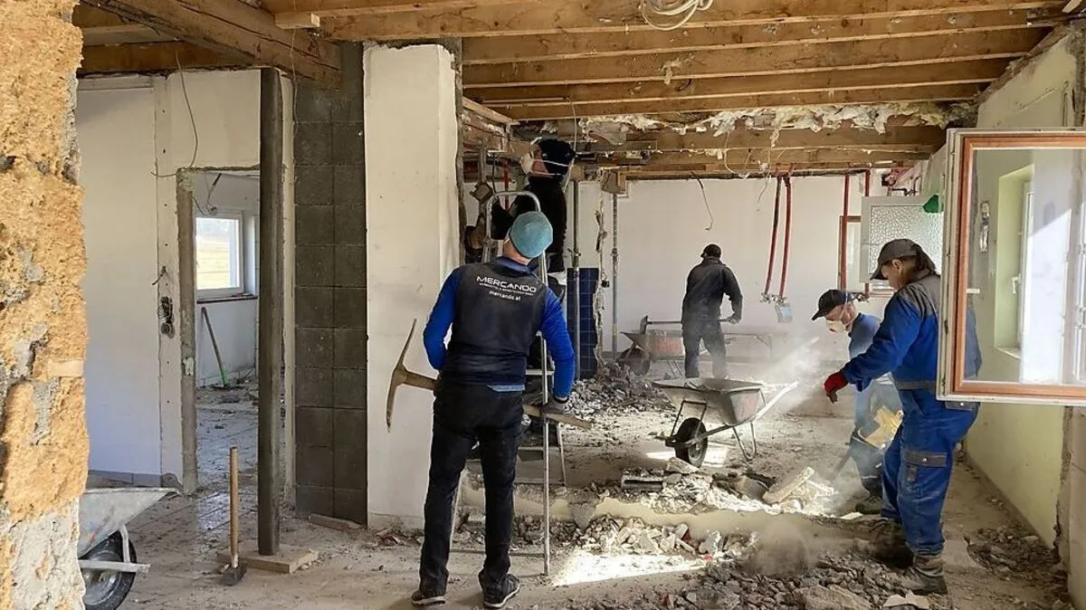 Die Mitglieder der Ortsstelle packen fleißig beim Umbau an - auch nach Einsätzen wie jenem am Grimming in der Vorwoche wird gearbeitet