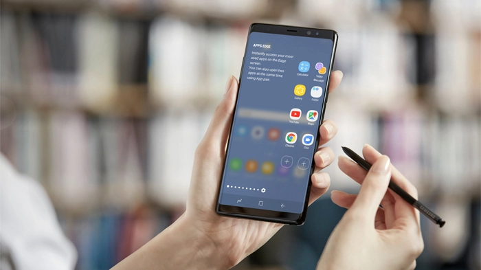Das Note 8 wird wie die Vorgängermodelle mit einem Stift (S-Pen) ausgeliefert. Der Hauptspeicher des Geräts kann mit einer SD-Karte um 256 Gigabyte erweitert werden.