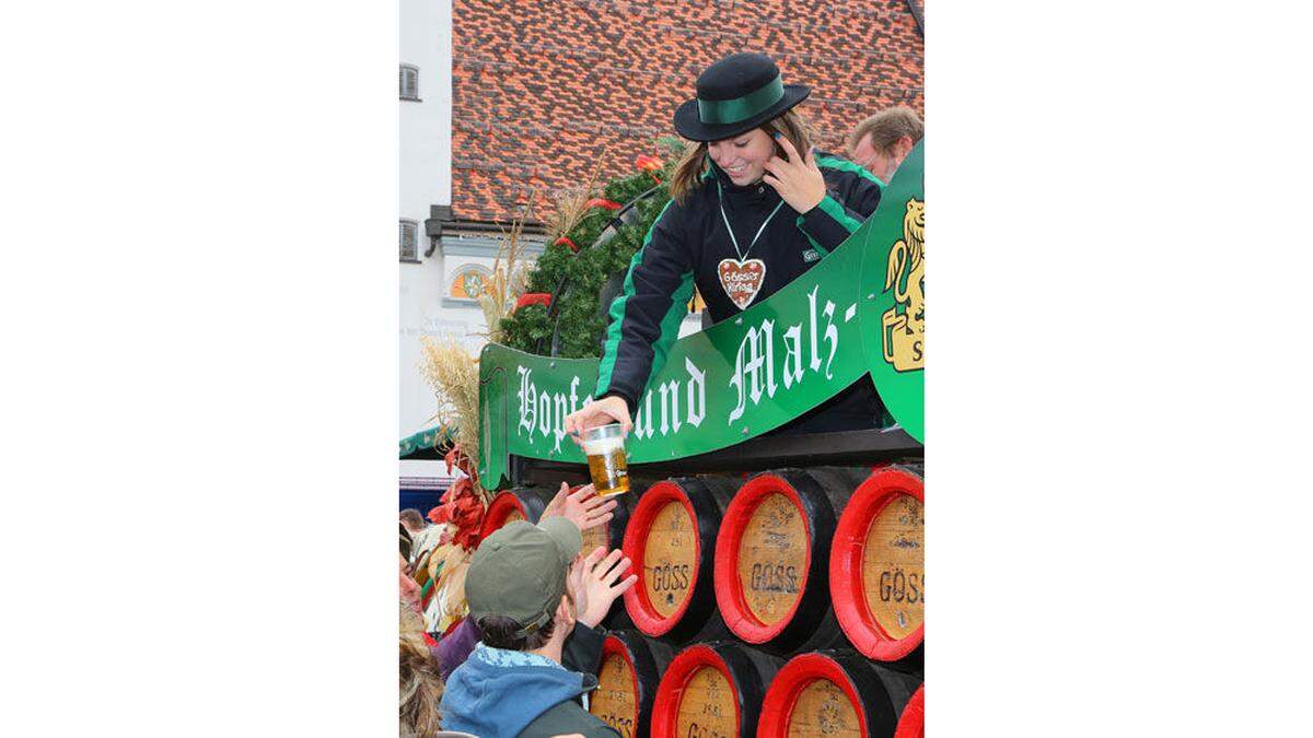 Gösser Kirtag: Auf dem Leobener Hauptplatz gibBier­anstich Freibier vom Bierwagen