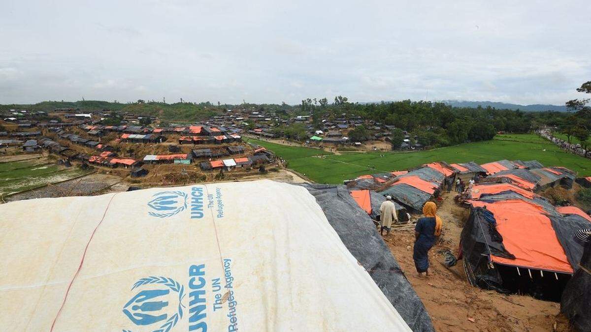 Ein Lastwagen des Roten Kreuzes mit Hilfslieferungen verunglückte am Donnerstag nahe der Grenzstadt Cox's Bazar in Bangladesch