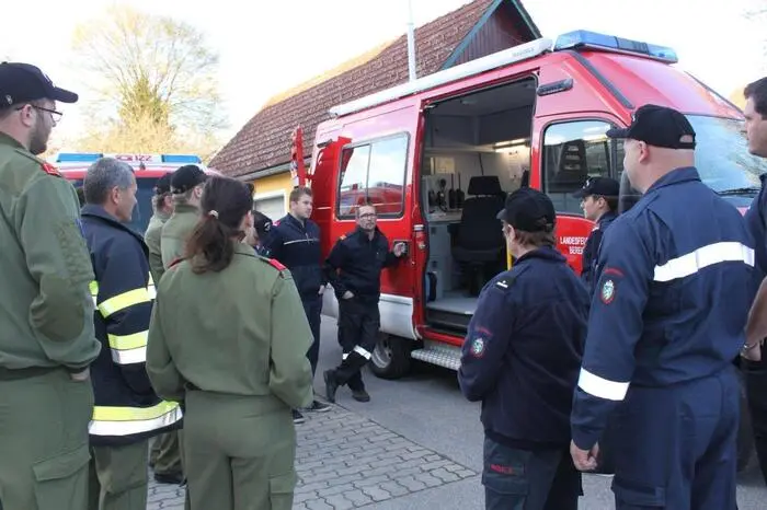 Nach der Begrüßung durch die beiden Feuerwehrkommandanten erklärte der Abschnittsfunkbeauftragten Thomas Reinprecht den Teilnehmern die theoretischen Grundlagen der richtigen Handhabung des Funkgerätes.