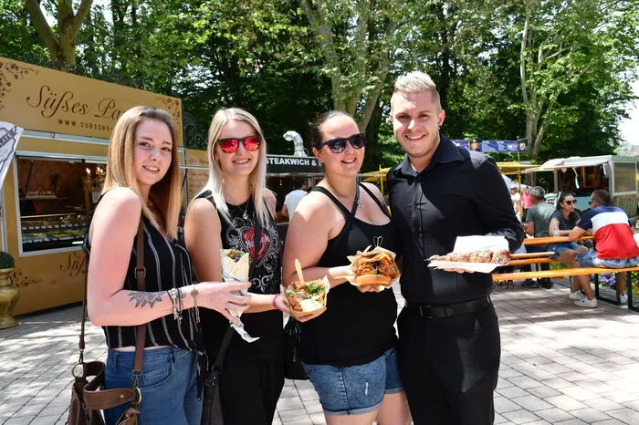 Nina Ströml, Bettina Aschbacher, Alexandra Bodner und Marco Altersberger ließen sich am Freitag die Mittagspause im Stadtpark schmecken.