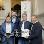 Freuen sich über das Qualitätssiegel 2026: Die Holzbau-Bereichsleiter Markus Kroisleitner (l.) und Bernhard Pieber (3. v.l.) von der Strobl Bau-Holzbau GmbH.