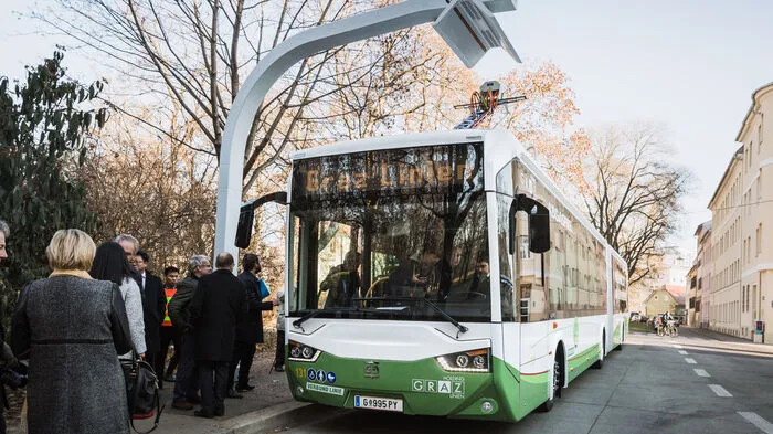 Angehalten, 30 Sekunden unterwegs aufgetankt und weiter geht die Fahrt...
