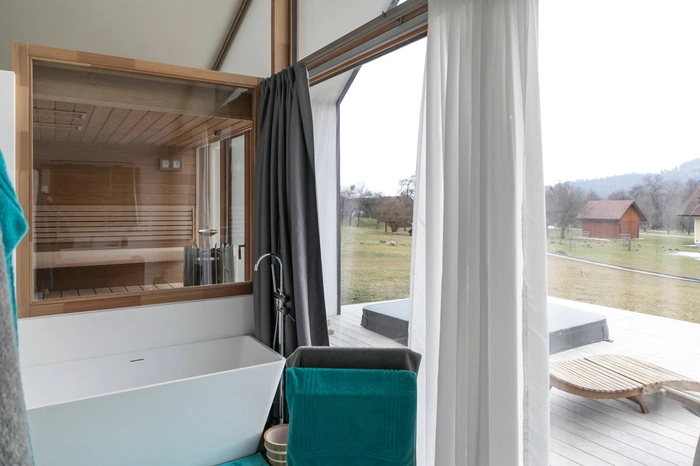 Vom Bad blickt man in die Sauna, die wie ein "Saunahäuschen" nur von außen zugänglich ist.