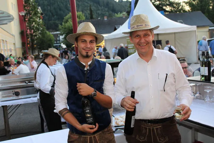 Michael Mateidl vom Hotel Sonnelino bot verschiedenste Weine aus der Region an.