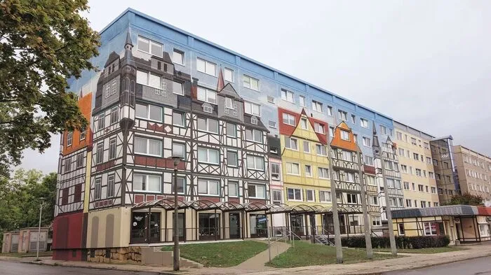 Ein potemkinsches Haus fand Turit Fröbe in Gera. Fröbe ist Architekturhistorikerin, Urbanistin und passionierte Baukulturvermittlerin. Bereits seit zwanzig Jahren beschäftigt sie sich mit Bausünden, um diesen auf humorvolle Weise zu begegnen und damit auch zu schätzen.