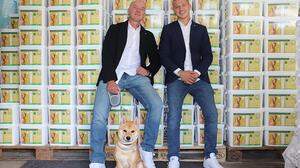 Die Geschäftsführer Christof Matzenberger und Jan Baumgartner (von links) mit Petsnackss-Maskottchen Balu