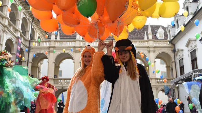 Ab dem Vormittag trieben es die kleinsten Faschingsnarren im Grazer Landhaushof bunt. So lustig war das Fasching-Feiern! Klicken Sie sich durch die Fotos! 