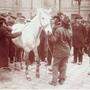 Pferdehandel um 1900. Die Händler wussten, das Pferde, welche Arsen erhielten, ausdauernder waren. Dadurch stieg der Preis