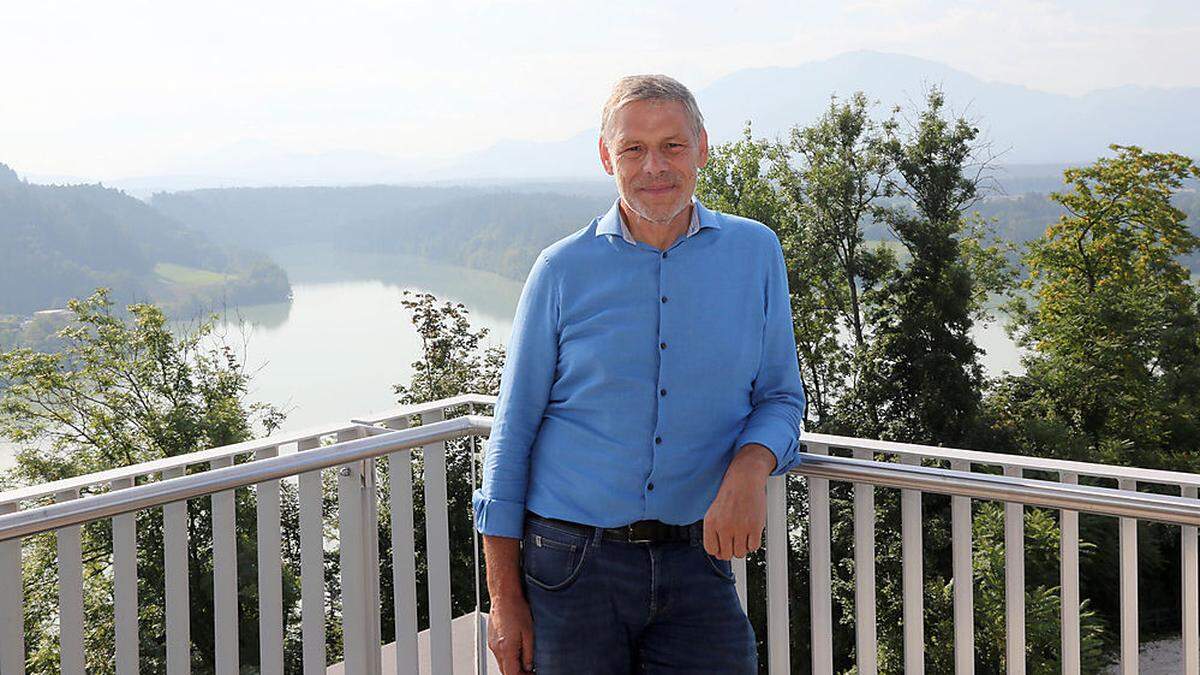 Werner Kruschitz mit dem Völkermarkter Stausee im Hintergrund, den er gerne Kunden zeigt