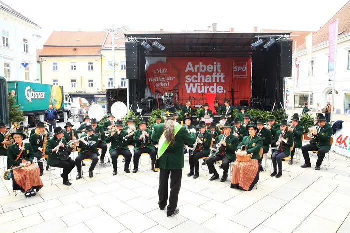 Der Musikverein Göss spielte auf und führte auch den Maiaufmarsch zum Leobener Hautplatz an.