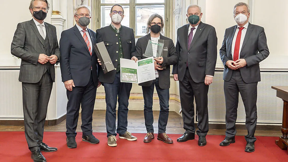 SPÖ-Gemeinderat Thorsten Wohleser, Obmann des Ausschusses für Stadtentwicklung und Bürgerbeteiligung, und Judenburgs Stadtentwickler Gernot Bittlingmaier (beide in der Mitte) bei der Preisverleihung in Graz