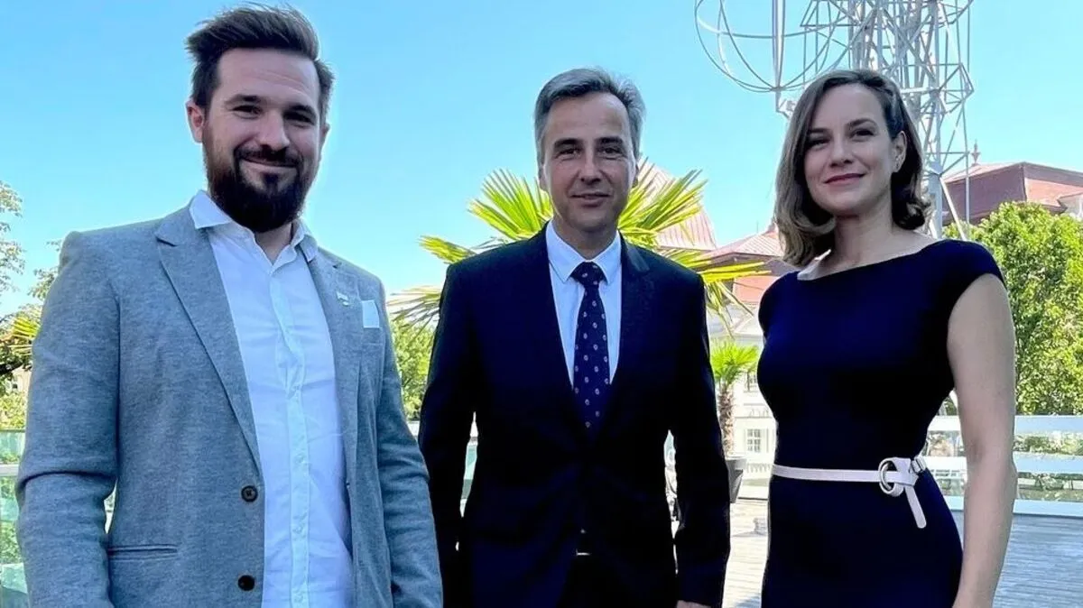 Stücklschweiger, Nagl und Ibrakovic bei der Pressekonferenz auf der Terrasse des Fitnessstudios