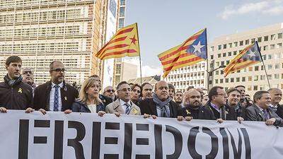 Demonstration: Katalanische Bürgermeister und Bürgermeisterinnen in Brüssel 
