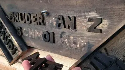 Das Krickerl auf der Terrasse wurde entwendet, dabei wurde das Schild beschädigt