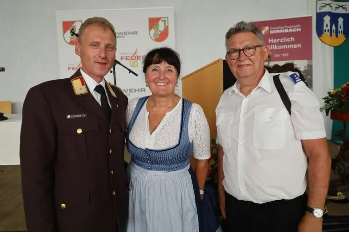 Unter den Gratulanten befanden sich auch Landesfeuerwehrkommandant Christian Leitgeb und Landeshauptmannstellvertreterin Manuela Khom mit Karl Lenz von der FF Dirnbach (v.l.)
