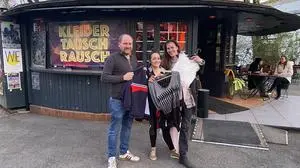 Vali (rechts) und Res laden heute wieder mit Markus Harg zum Kleidertauschrausch in die Kombüse. Mitbringen muss man nichts, nicht einmal Kleidung zum Tauschen