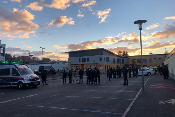 Die Polizei kontrolliert wegen Verletzung der Maskenpflicht bei der Demo