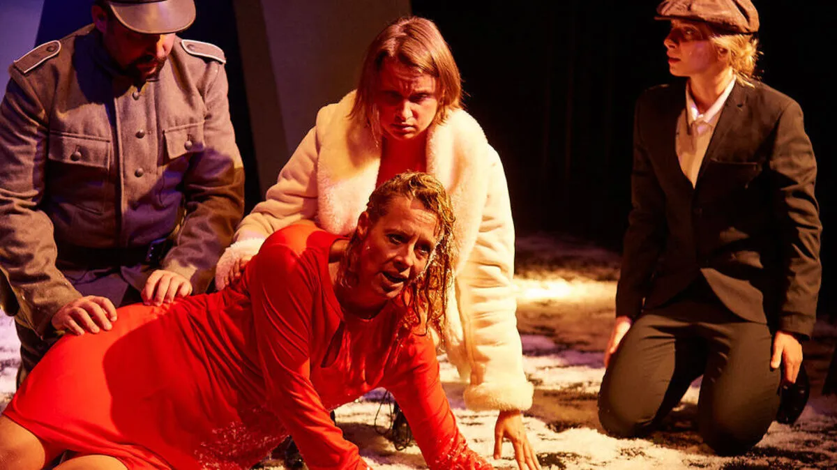 Ninja Reichert (vorne Mitte) verkörpert in dem Stück „Glaube Liebe Hoffnung“ die verzweifelte Hauptfigur Elisabeth 