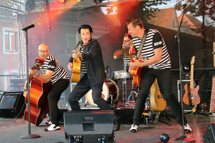 ... zusammen mit der Band „The Hayriders“ jene Gassenhauuer von Elvis Presley, dem „King of Rock’n ‚Roll“ zum Besten gab, die Generationen in ihren Bann zogen. 