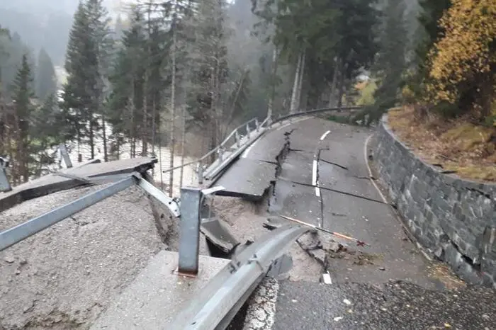 Im Lesachtal wurde die Gailtalstraße zwischen St. Lorenzen und Maria Luggau auf etwa 100 Meter von den Naturgewalten komplett weggerissen. Bis Ende 2019 dauerte die kostspielige Wiederherstellung, da der ganze Hang rutschte. „Es wird um 1,7 Millionen Euro eine Steinschlichtung errichtet“, hieß es seitens der Geologen. Die Lesachtaler nahmen eine holprige Umfahrung mit langen Wartezeiten wegen Ampelregelungen in Kauf.