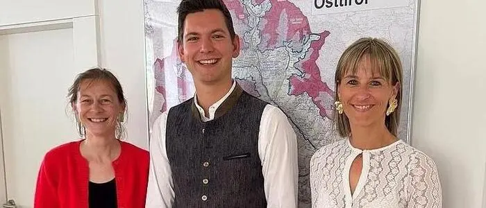 Bezirkshauptfrau Bettina Heinricher, Vizebürgermeister Lukas Kaplenig und Bürgermeisterin Stefanie Ganeider bei der Angelobung