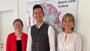 Bezirkshauptfrau Bettina Heinricher, Vizebürgermeister Lukas Kaplenig und Bürgermeisterin Stefanie Ganeider bei der Angelobung