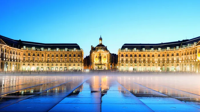 Seit 2007 ist die Altstadt von Bordeaux Unesco-Welterbe. Und es gibt eine neue Attraktion: Die kürzlich eröffnete Cité du Vin an der erneuerten Ufermeile wird bereits als „Guggenheimmuseum des Weins“ bezeichnet. Eine Welle der Euphorie, die auch die Gastro-Szene der Stadt erfasst hat.