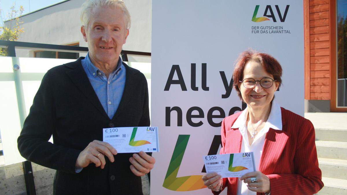 Roland Bachmann und Rosemarie Eichwalder präsentierten den Regionsgutschein