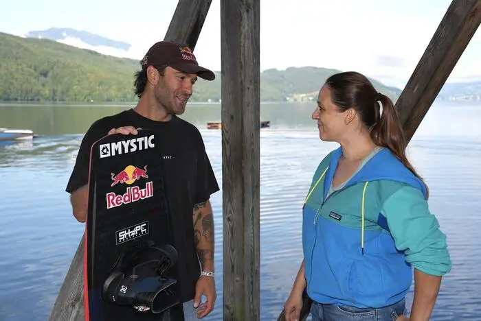 Dominik Hernler im Gespräch mit Redakteurin Camilla Kleinsasser am See