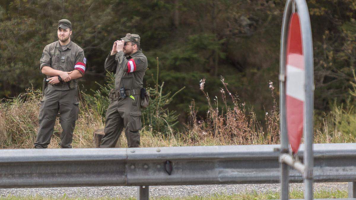 Auf dem Brennerpass zwischen Nord- und Südtirol hilft das Bundesheer bei der Kontrolle mit. Ein Assistenzeinsatz an der Grenze in Sillian hängt laut Polizei von der Entwicklung ab