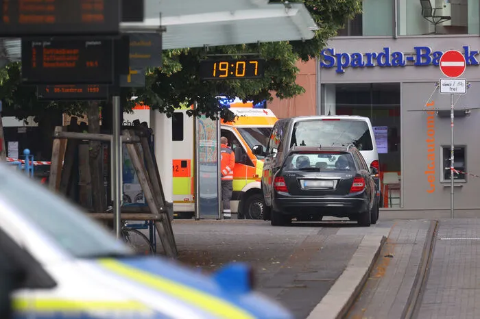 Die Hintergründe der Attacke am Freitag mitten in der Innenstadt waren zunächst unklar.