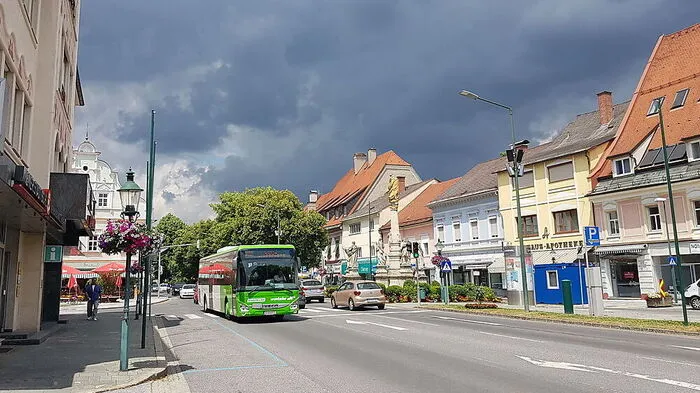 Gewitter im Anmarsch: Dunkle Wolken ziehen über der Stadt Voitsberg auf