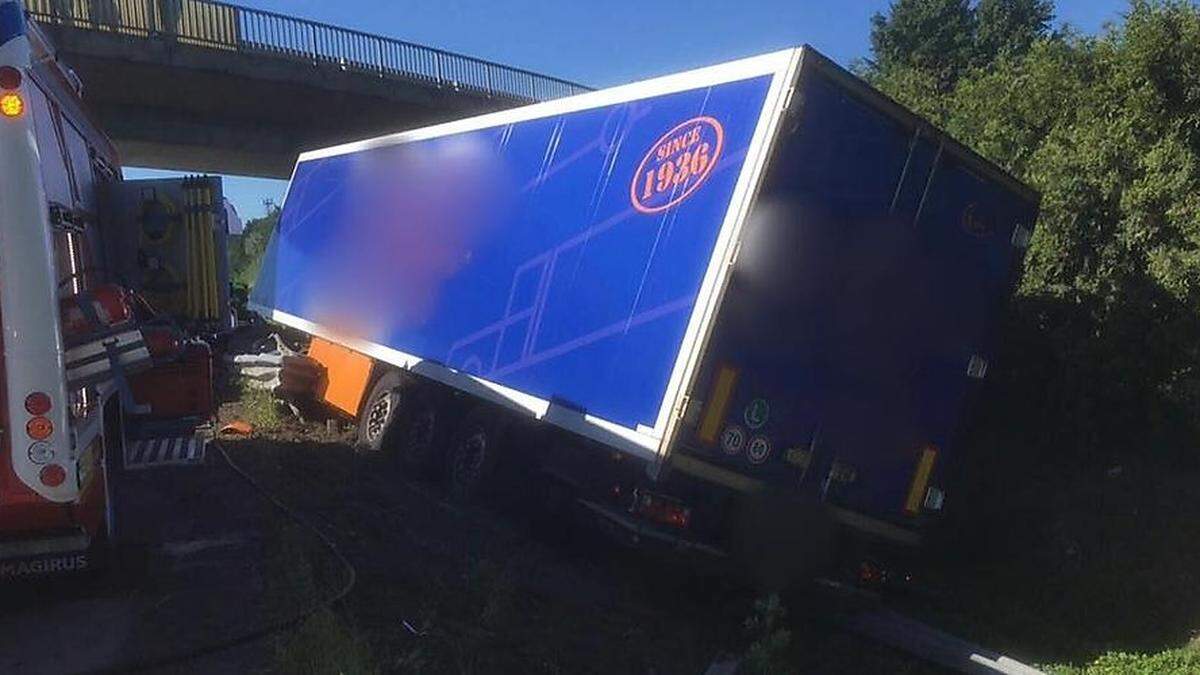 Der Lkw kam rechts von der Autobahn ab