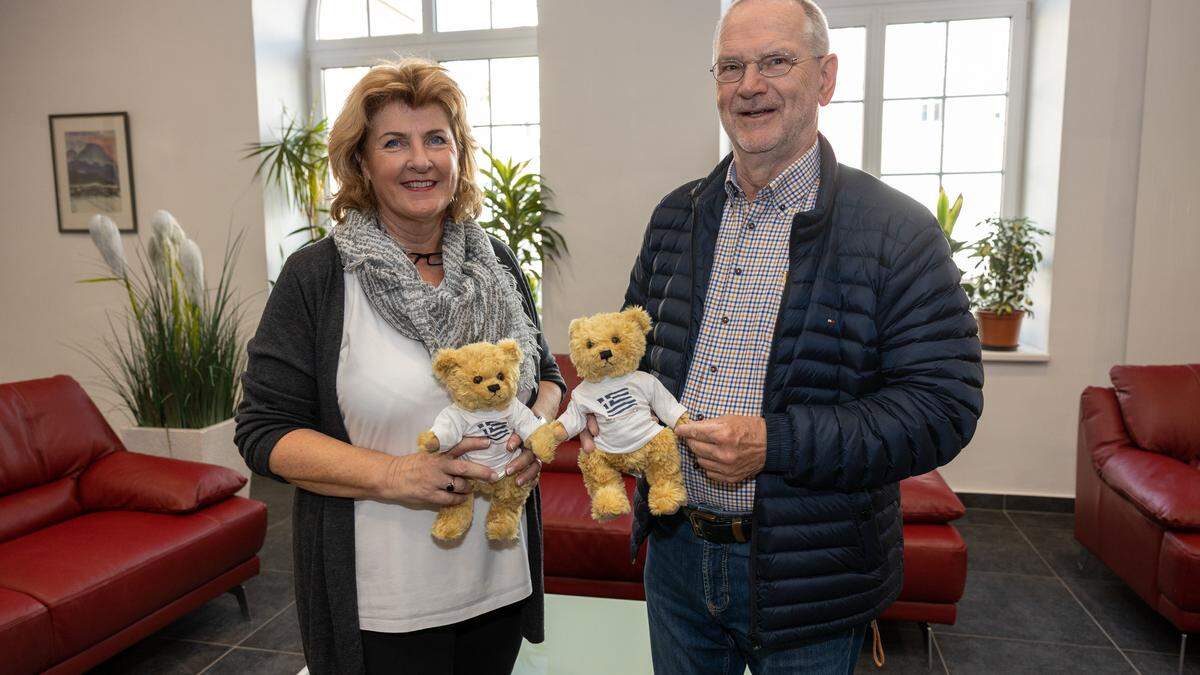 Barbara Ladstätter und Alfred Hold mit den Maskottchen, die auch käuflich erworben werden können