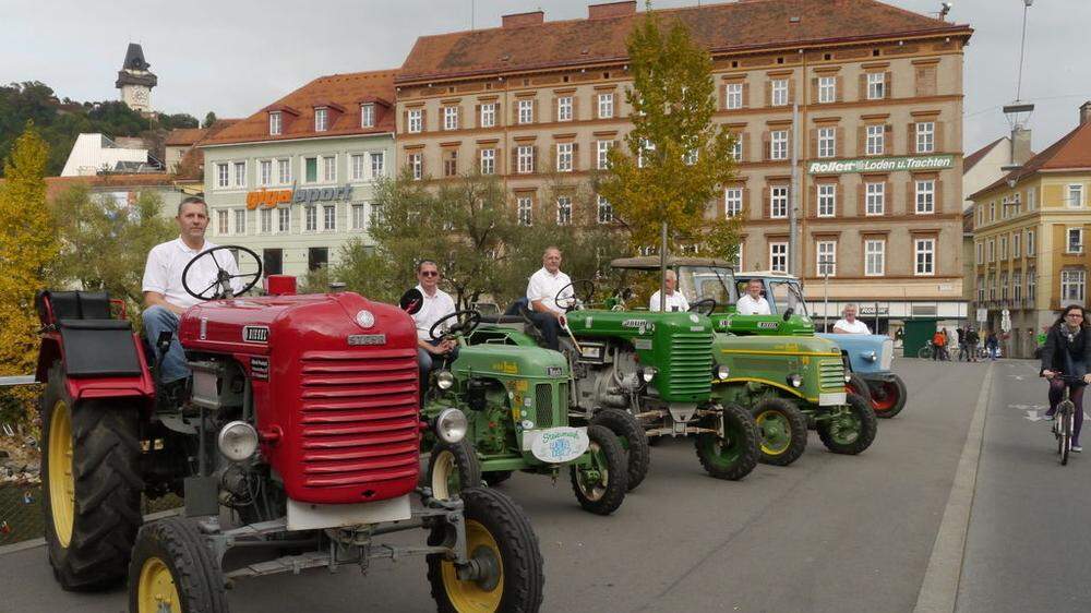Die Oldtimerfans aus Ilztal, hier mit ihren schön herausgeputzten Traktoren beim „Heimspiel“ in Graz