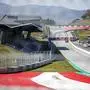 ABD0099_20200417 - SPIELBERG - ÖSTERREICH: ZU APA0091 VOM 17.4.2020 - ++ THEMENBILD ++ Illustration zum Thema "Formel 1: Saisonstart in Österreich geplant": Die Formel 1 steuert nach der Corona-Zwangspause angeblich einen Saisonstart ohne Zuschauer in Österreich an. Im Bild die Start-Ziel-Gerade und leere Tribünen, aufgenommen am Freitag, 17. April 2020, am Red Bull Ring in Spielberg. - FOTO: APA/ERWIN SCHERIAU