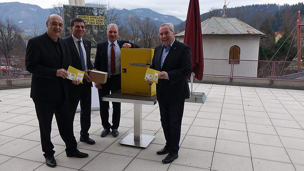 Kapfenbergs Bürgermeister Manfred Wegscheider, Peter Umundum, Helmut Köstinger und der Brucker Bürgermeister Hans Straßegger (von links) mit der neuen Postbox