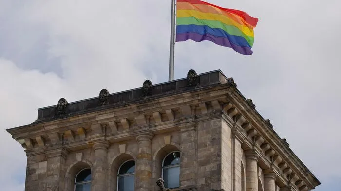 Der Deutsche Bundestag hat erstmals die Regenbogenflagge gehisst.