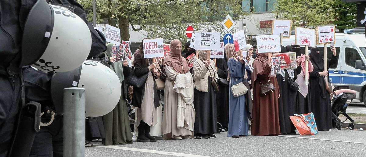 Kalifat-Demo auf dem Steindamm in Hamburg. 