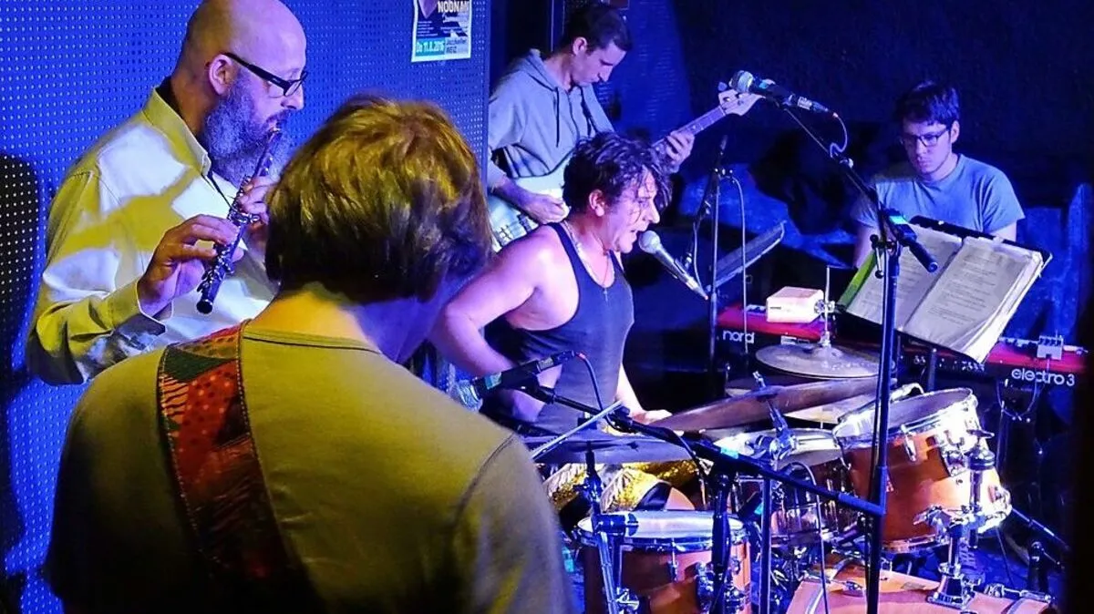 Sean Noonan (am Schlagzeug) geigte mit seiner Band in Weiz auf