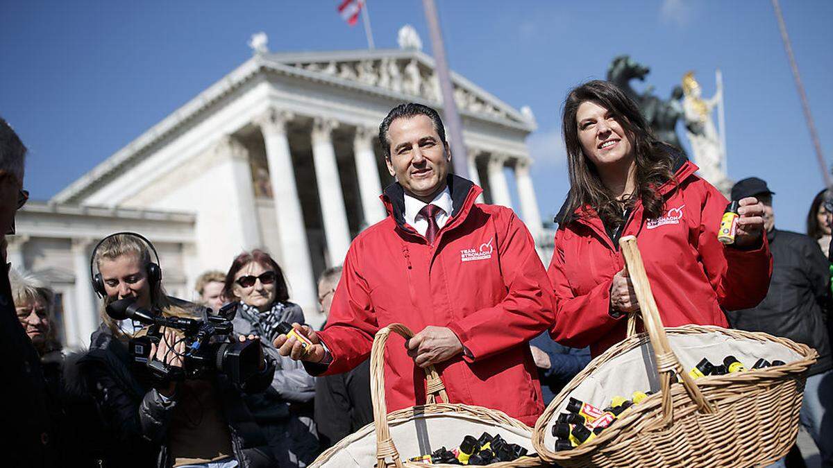 Gehen: Robert Lugar und Martina Schenk