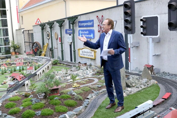 Anlässlich der feierlichen Eröffnung der Garteneisenbahn am Montagabend konnte Museumsleiter Josef Kejzar (Foto) seitens der Stadtgemeinde Bürgermeister Martin Kulmer sowie Vizebürgermeisterin Silvia Radaelli willkommen heißen.